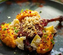 Утиная ножка конфи с кремом из батата и ягодным кюли