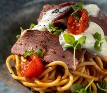 Спагетти в томатном соусе с пастрами из говядины