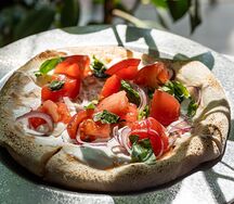 Лепешка с крем-чизом и томатами 