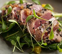 Татаки из тунца с сегментами апельсина и цитрусовой заправкой