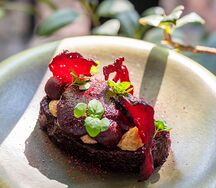 Шоколадный бисквит со свекольным соусом