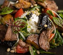 Теплый салат с говядиной и баклажаном