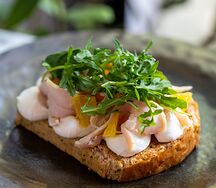 Брускетта с индейкой 