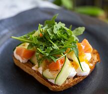 Брускетта с лососем 