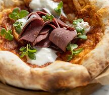 Лепешка с пастрами из говядины