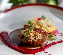 Утиная грудка с кукурузной полентой 