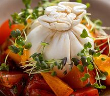 Буррата с сезонными фруктами и томатами