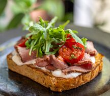 Брускетта с говядиной 