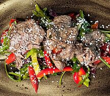 Микс салатных листьев с нежным говяжьим ростбифом и горчичной заправкой