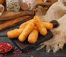 Сырные палочки с соусом Цезарь