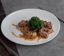 Мясо жаренное с луком