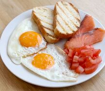 Глазунья с лососем и овощами