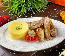 Свиные хрящи тушеные с картофельным пюре