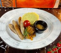 Колбаски куриные с картофельным пюре