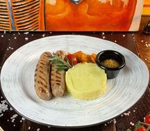 Колбаски свиные с картофельным пюре