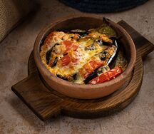 Запеченный баклажан с сыром и томатами