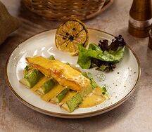 Стейк из лосося с кабачками