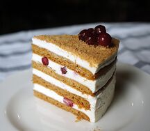 Медовик с клюквой
