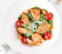 Салат Цезарь с курицей