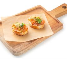 Тапас на пшеничном багете со слабосолёным лососем и соусом чимичурри