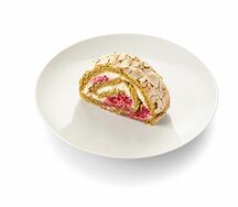 Фисташковый рулет с малиной