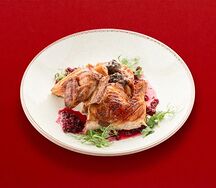 Куры жареные с маринованными яблоками