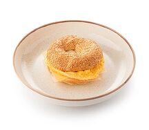 Бейгл с ветчиной и яйцом