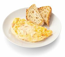 Омлет с сыром, томатами, ветчиной из индейки и беконом