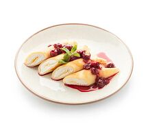 Блины с творогом и вишневым вареньем