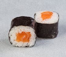 Ролл маки с лососем