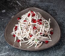 Салат с говяжьим языком и дайконом