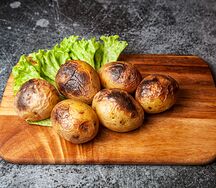 Запечённый картофель на углях