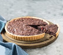 Шоколадный брауни с вишней и грецким орехом 
