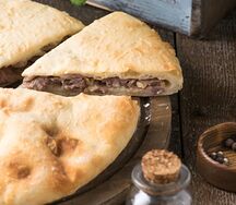 Осетинский пирог с курицей и грибами средний