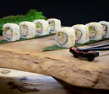 Ролл Калифорния с кунжутом