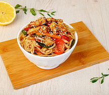 Wok с курицей, овощами и соусом