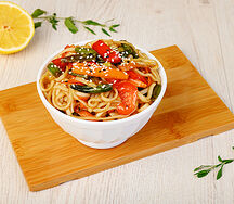 Wok с овощами и соусом