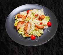 Салат Цезарь с курицей