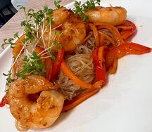 Теплый салат с креветками