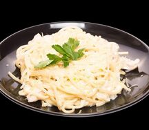 Спагетти сливочные с курицей