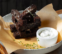 Гренки чесночные с чесночным соусом
