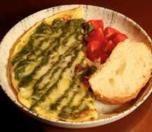Нежный омлет с сыром и томатами