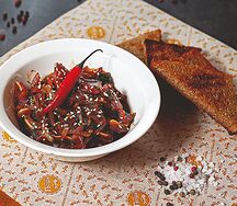 Свиные ушки с чесноком и гренками