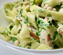 Паста с копченой курицей и шпинатом