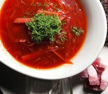 Борщ с говядиной, гренками и салом