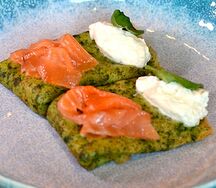 Блины из шпината с лососем