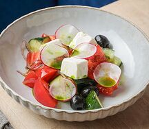 Салат овощной с сыром фета