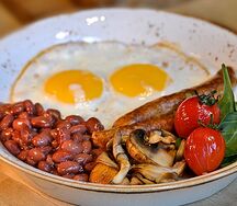 Яичница с купатами, фасолью и жаренными грибами