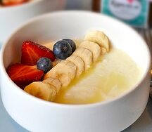 Манная каша с бананом и ягодами