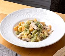 Цветные макароны с курицей и сыром